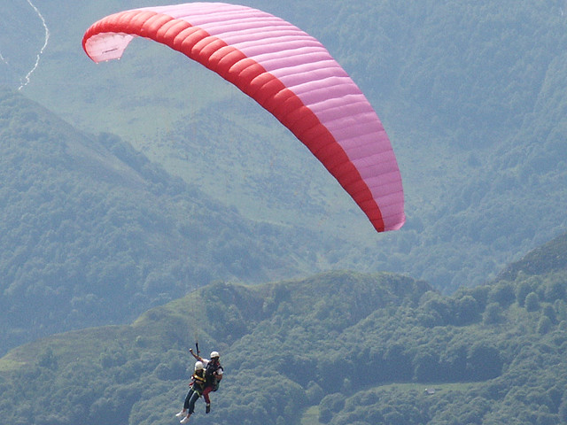 Parapente au col de Couraduque - Tourisme autour de nos gites en val d'Azun dans les Pyrenees